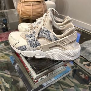 gently worn women’s nike air huarache’s with snakeskin detail